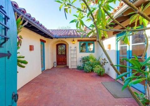 ✰✰ Spanish Style Home with Private Courtyard and Remodeled Kitchen ✰✰